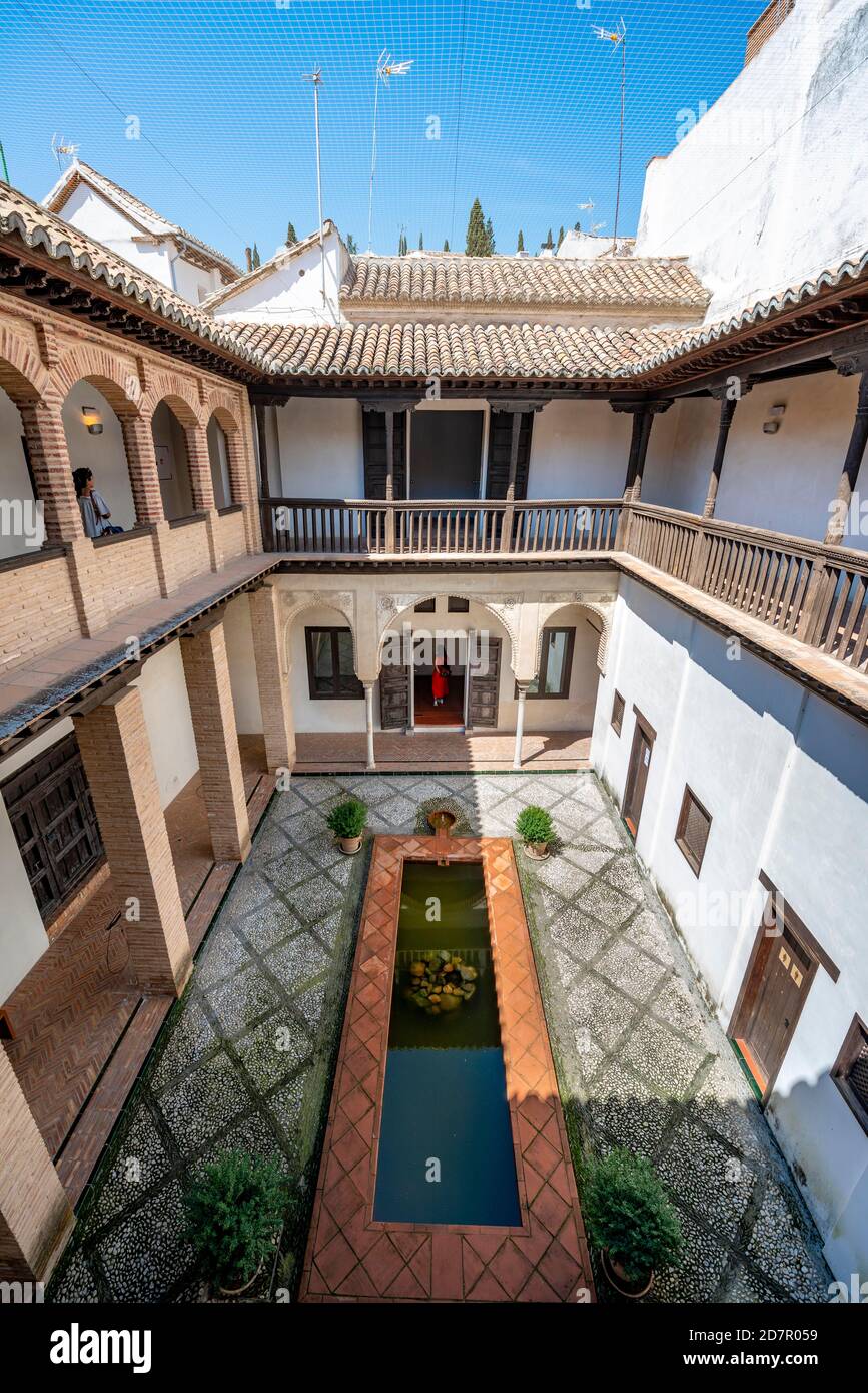 Patio, Casa Morisca de la calle Horno de Oro, old Moorish house with inner  courtyard and well, Granada, Andalusia, Spain Stock Photo - Alamy