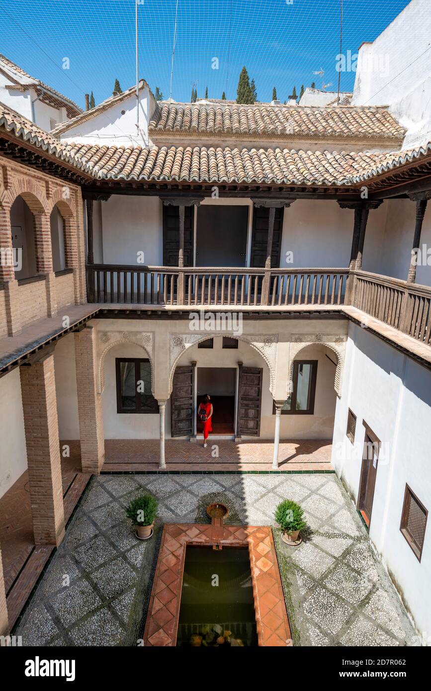 Patio, Casa Morisca de la calle Horno de Oro, old Moorish house with inner  courtyard and well, Granada, Andalusia, Spain Stock Photo - Alamy