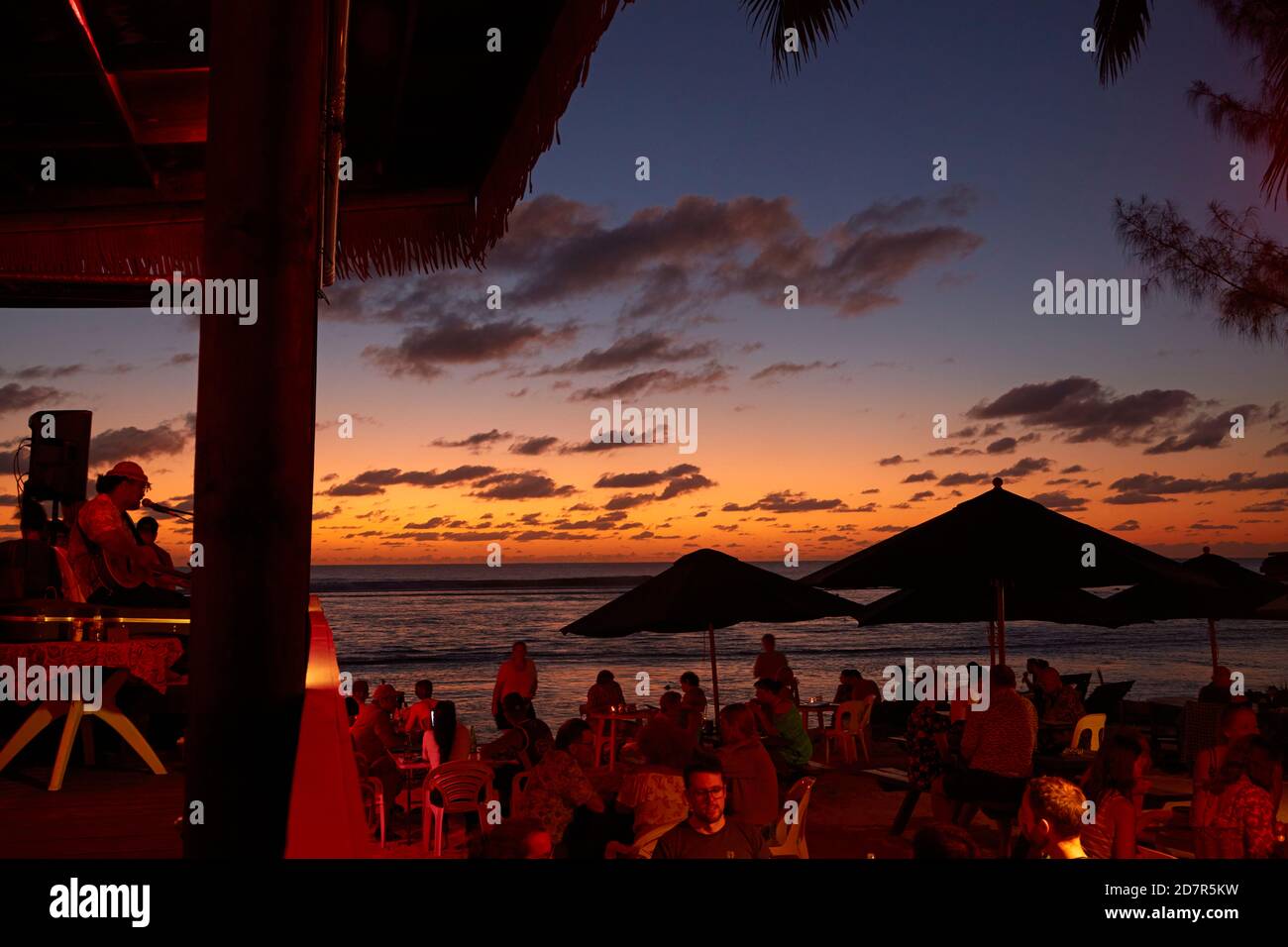 Musician playing to patrons at Wilsons Bar, Castaway Resort, Rarotonga, Cook Islands, South Pacific Stock Photo