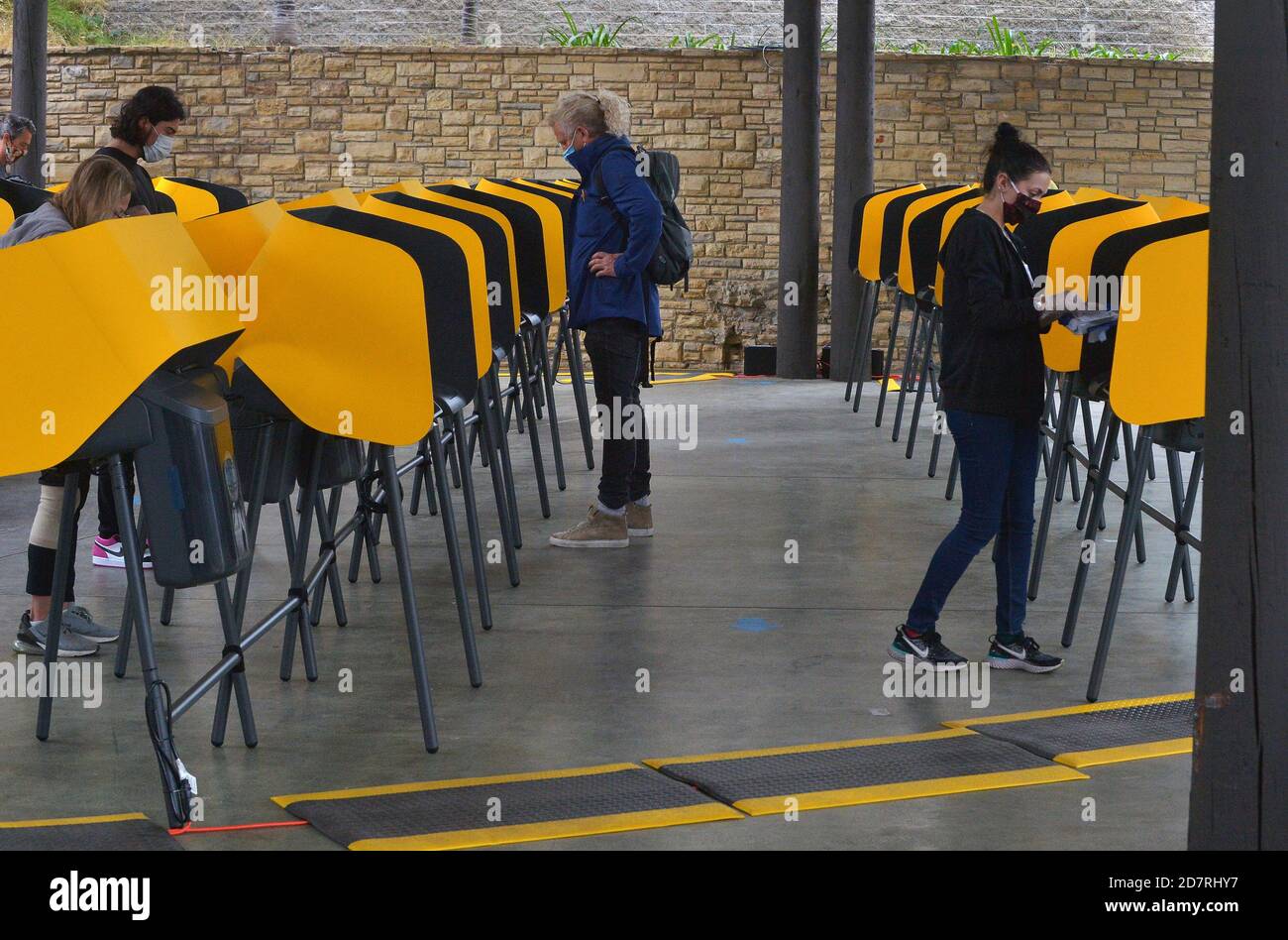 Los Angeles, United States. 25th Oct, 2020. Voters go through their