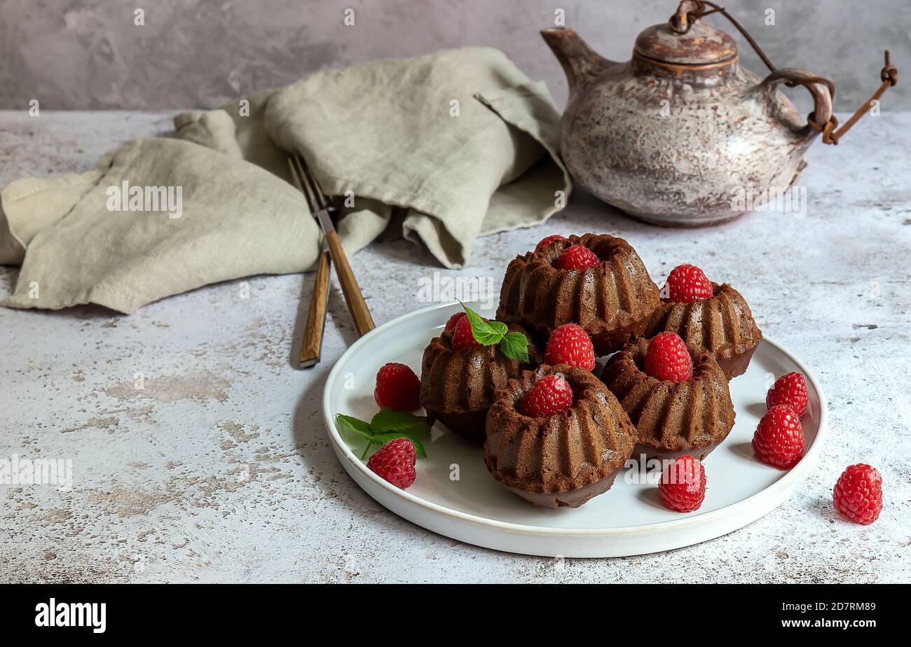 Mini chocolate cakes with fresh raspberries Stock Photo - Alamy
