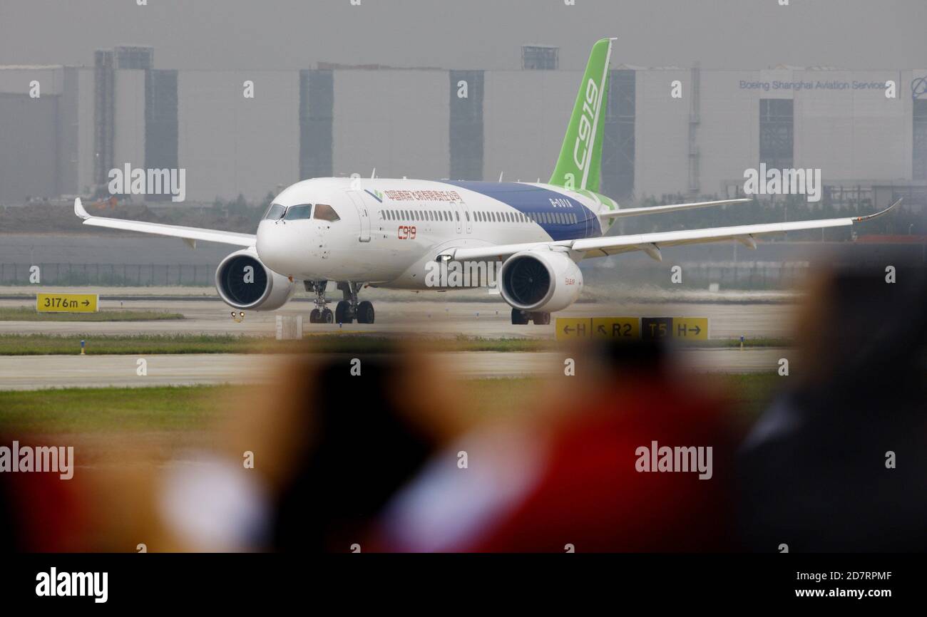 (201025) -- BEIJING, Oct. 25, 2020 (Xinhua) -- China's homegrown large passenger plane C919 taxies on a runway ahead of its maiden flight in Shanghai, east China, May 5, 2017. (Xinhua/Fang Zhe) Stock Photo