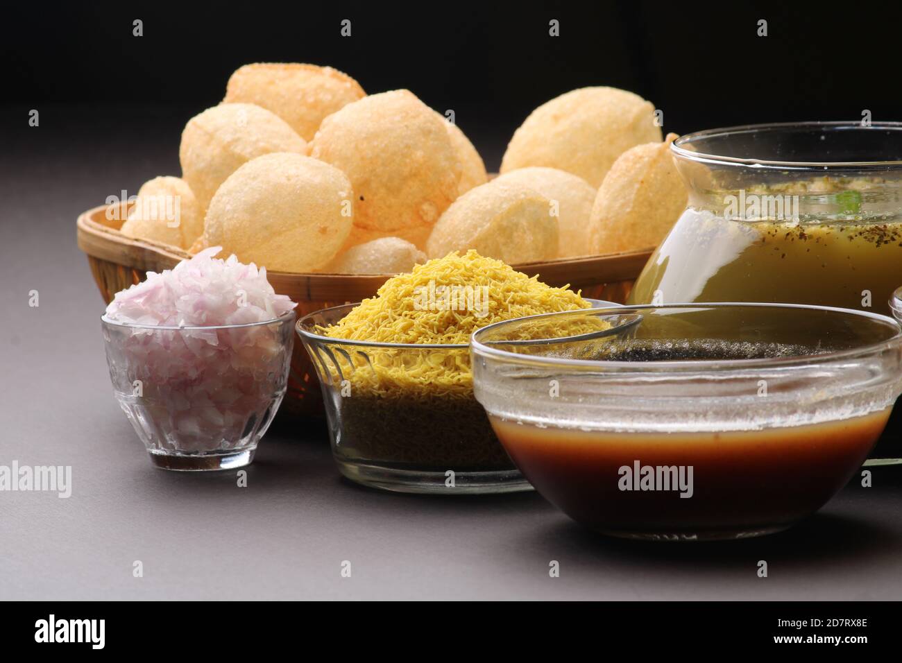 Gol gappa hi-res stock photography and images - Alamy