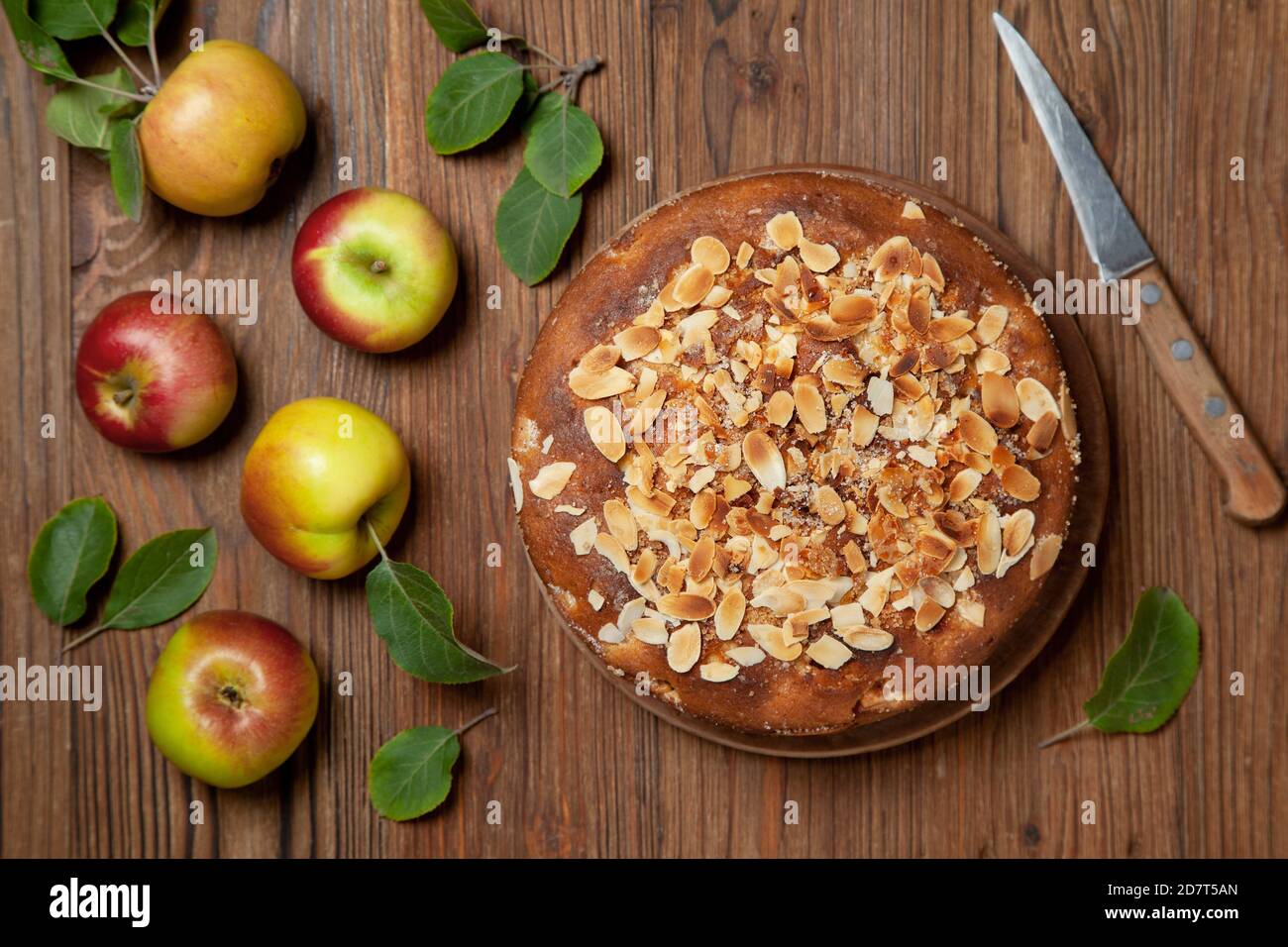 apple cake (apple apfel kuchen), fresh apples on a wooden background. view from above Stock Photo