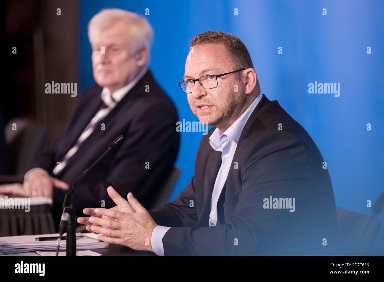 Potsdam, Germany. 25th Oct, 2020. Frank Werneke (r), chairman of Verdi, speaks alongside Horst Seehofer (CSU), Federal Minister of the Interior, for Building and Homeland, at a press conference to announce the agreement in the collective bargaining for the public service of the federal government and local authorities. Credit: Christoph Soeder/dpa/Alamy Live News Stock Photo