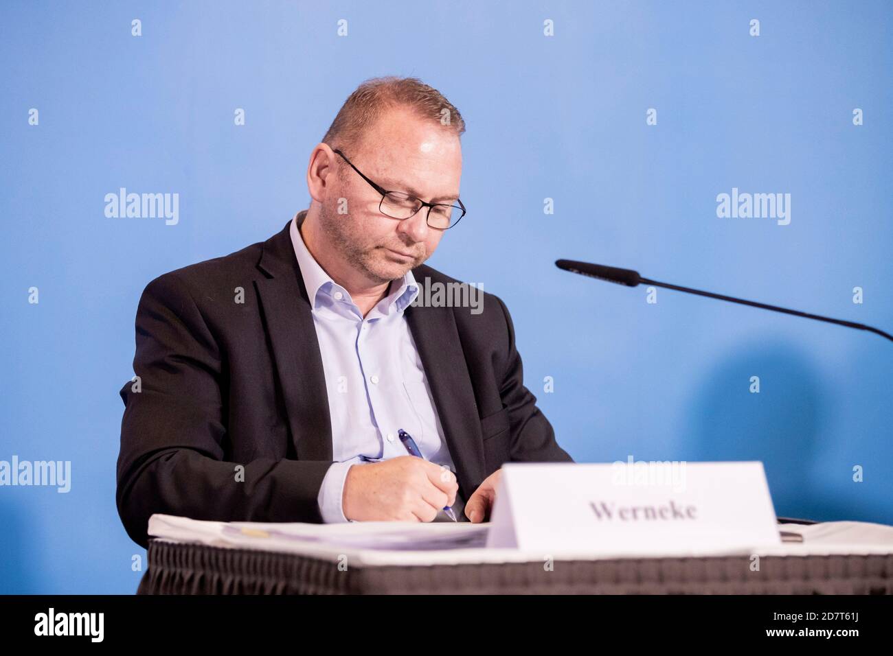 Potsdam, Germany. 25th Oct, 2020. At the beginning of a press conference, Frank Werneke, chairman of Verdi, signs the agreement of the collective bargaining for the public service of the federal government and municipalities. Credit: Christoph Soeder/dpa/Alamy Live News Stock Photo