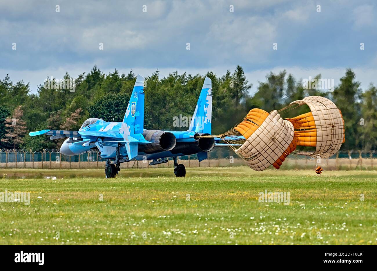 Ukrainian Air Force Sukhoi Su-27 (NATO reporting name: 'Flanker') landing with breaking parachutes at RIAT 2019 Stock Photo