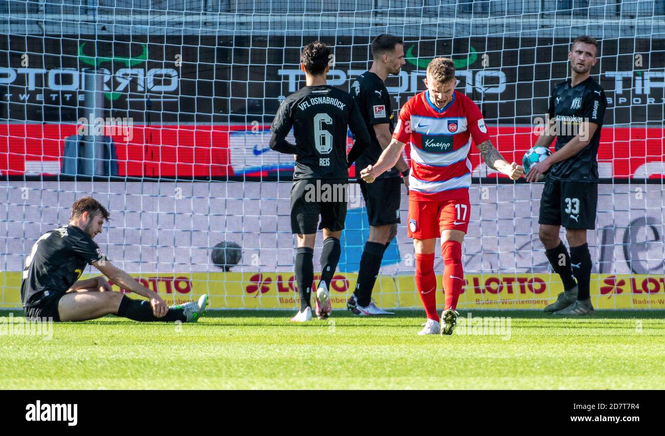 Heidenheim, Germany. 25th Oct, 2020. Football: 2nd Bundesliga, 1st FC Heidenheim - VfL Osnabrück, 5th matchday in the Voith Arena. Florian Pick (2nd from right) from Heidenheim cheers after the 1:0. Credit: Stefan Puchner/dpa - IMPORTANT NOTE: In accordance with the regulations of the DFL Deutsche Fußball Liga and the DFB Deutscher Fußball-Bund, it is prohibited to exploit or have exploited in the stadium and/or from the game taken photographs in the form of sequence images and/or video-like photo series./dpa/Alamy Live News Stock Photo