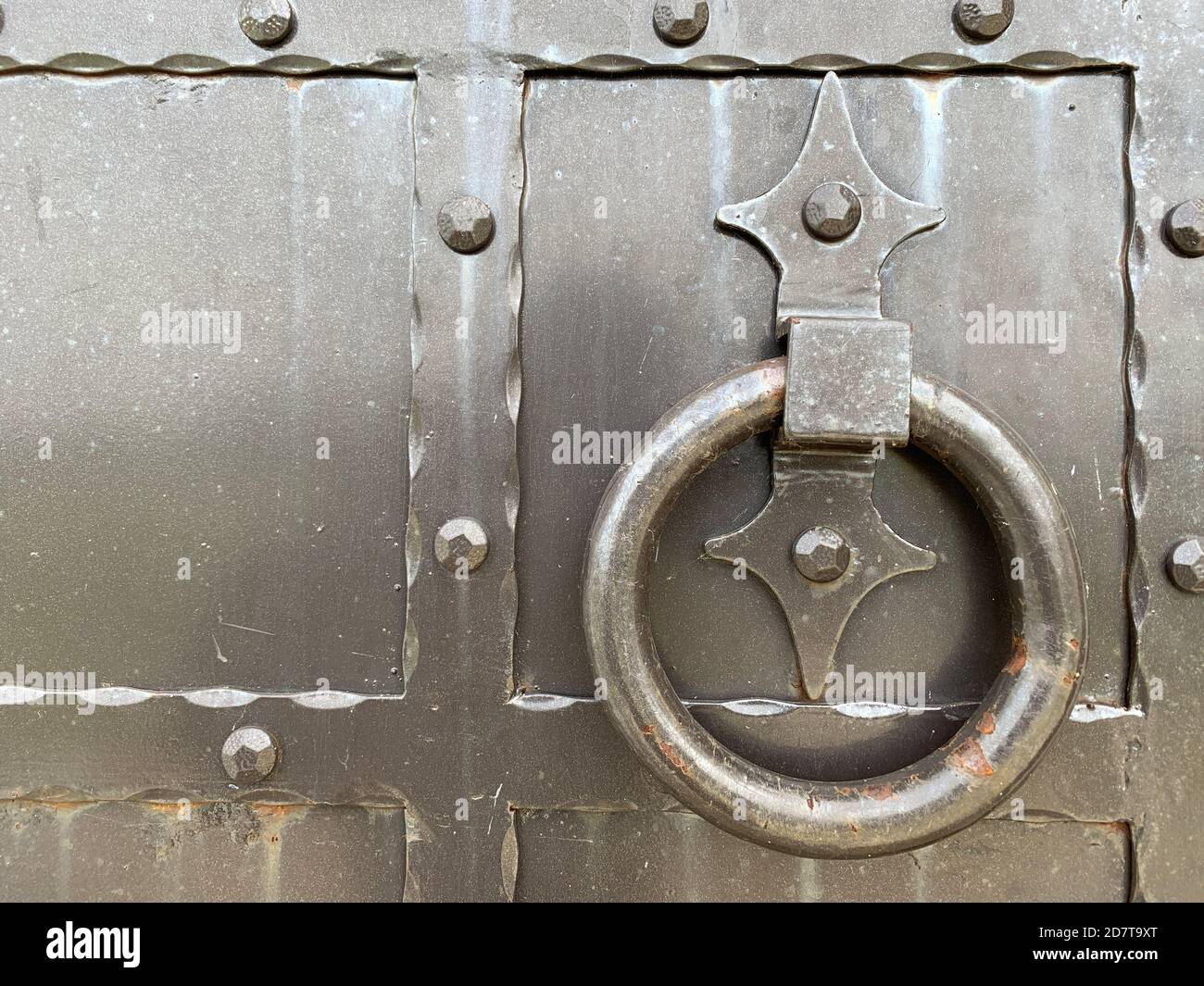 Antique rusty lock on a medieval wooden door Stock Photo - Alamy