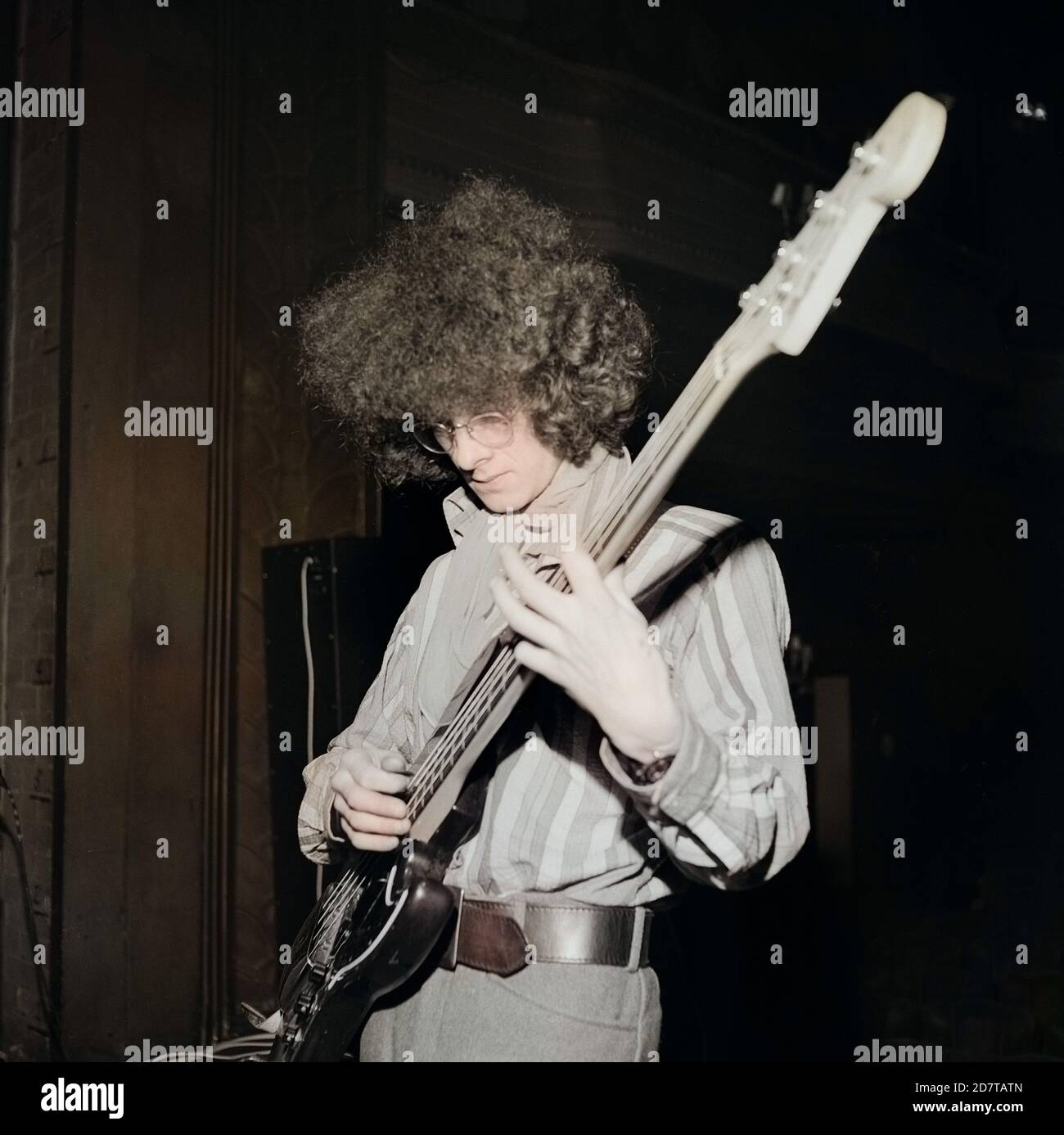 Noel Redding von der Band Jimi Hendrix Experience, bei einem Soundcheck vor dem Konzert im 
