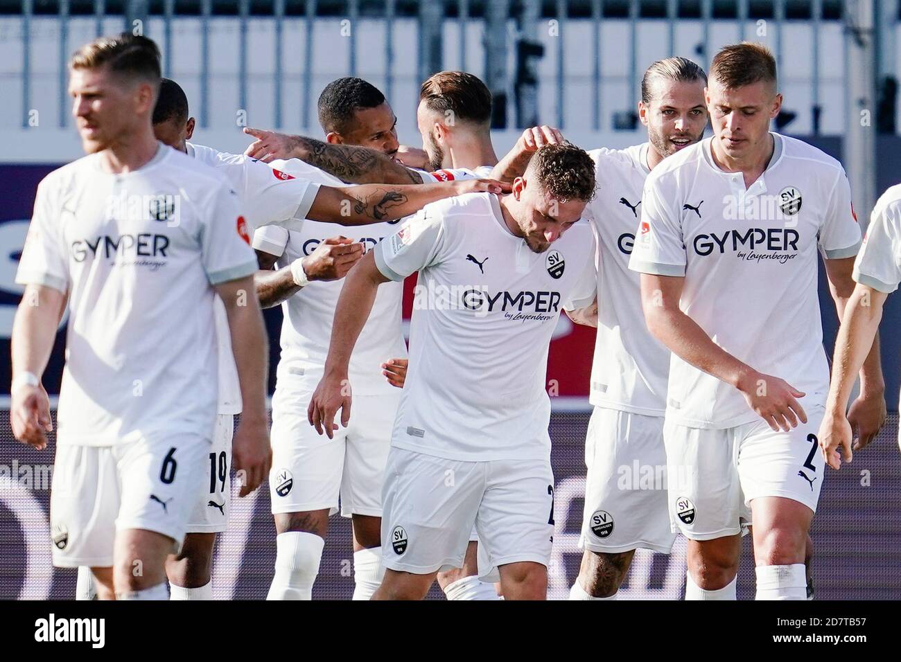 Sandhausen, Germany. 25th Oct, 2020. Football: 2nd Bundesliga, SV Sandhausen - SC Paderborn 07, 5th matchday, at the Hardtwaldstadion. Sandhausen's goal scorer Robin Scheu (M) cheers with teammates about the goal for 1:1. Credit: Uwe Anspach/dpa - IMPORTANT NOTE: In accordance with the regulations of the DFL Deutsche Fußball Liga and the DFB Deutscher Fußball-Bund, it is prohibited to exploit or have exploited in the stadium and/or from the game taken photographs in the form of sequence images and/or video-like photo series./dpa/Alamy Live News Stock Photo