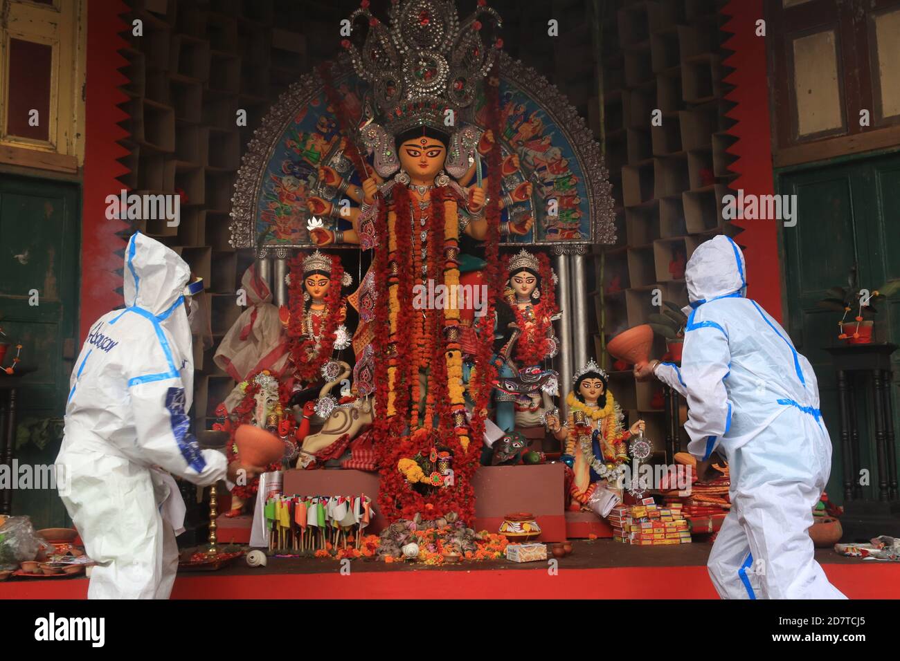 Kolkata, India. 25th Oct, 2020. Hindu devotees wearing PPE perform the traditional dance of Dhunuchi in front of Hindu goddess Durga idol during Durga Puja Festival in Kolkata. About 90 per cent of Covid patients have recovered in India so far, the Health Ministry said this morning, adding that the country has logged over 78.64 lakh cases since the beginning of the pandemic. In the last 24 hours, the country reported 50,129 new infections; 578 deaths in a day have pushed the total Covid-linked fatalities to 1, 18,534. India is the second worst-hit country in the world by the pandemic after the Stock Photo