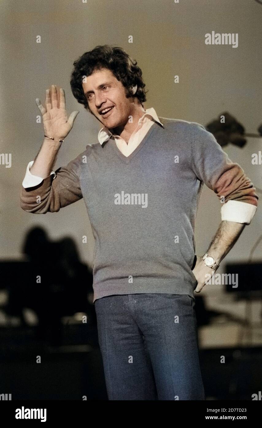 Chanson Singer Joe Dassin, französischer Chansonsänger, bei einem Auftritt in ...