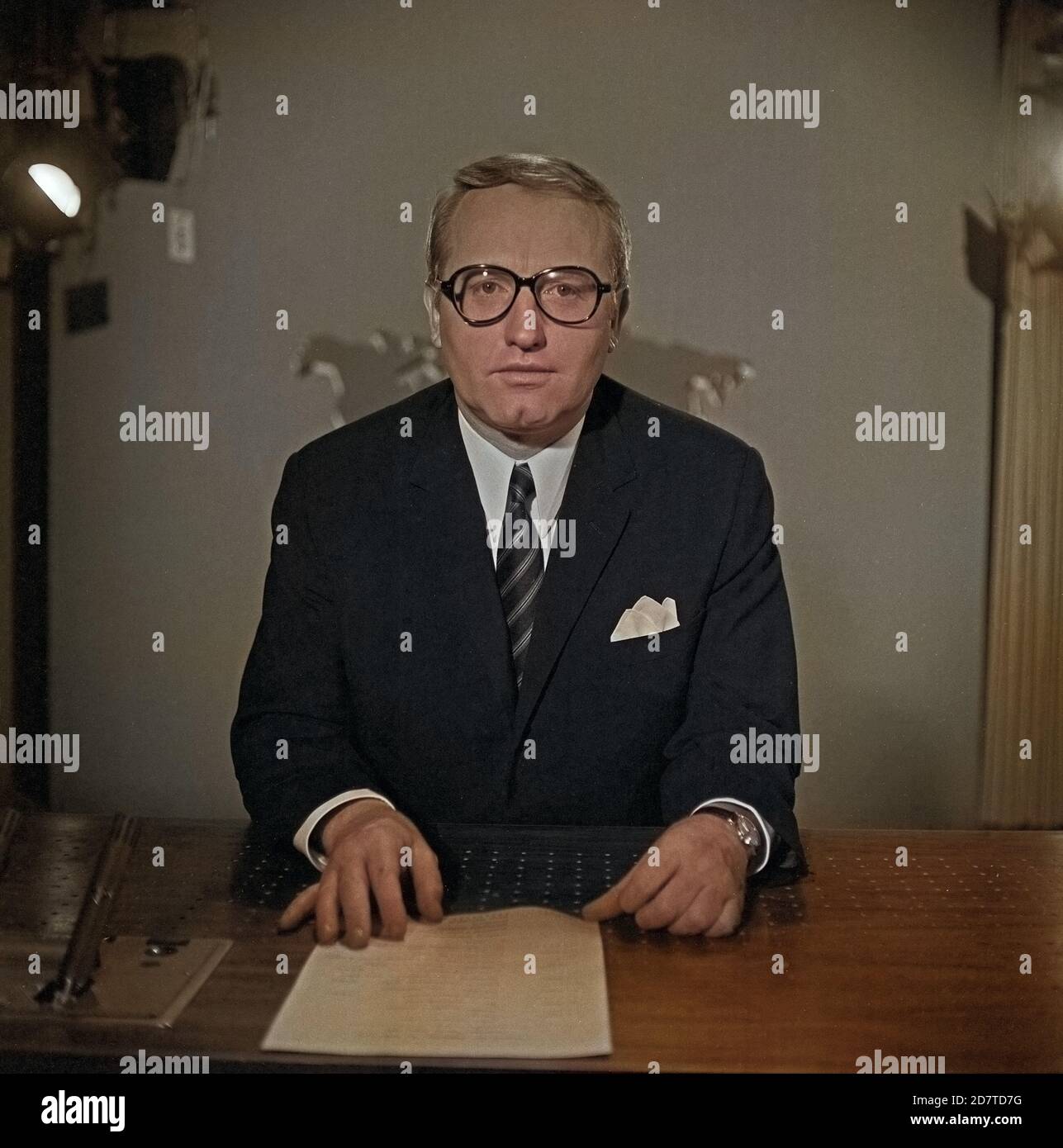 Werner Veigel Deutscher Nachrichtensprecher Und Radiomoderator Im werner-veigel-deutscher-nachrichtensprecher-und-radiomoderator-im