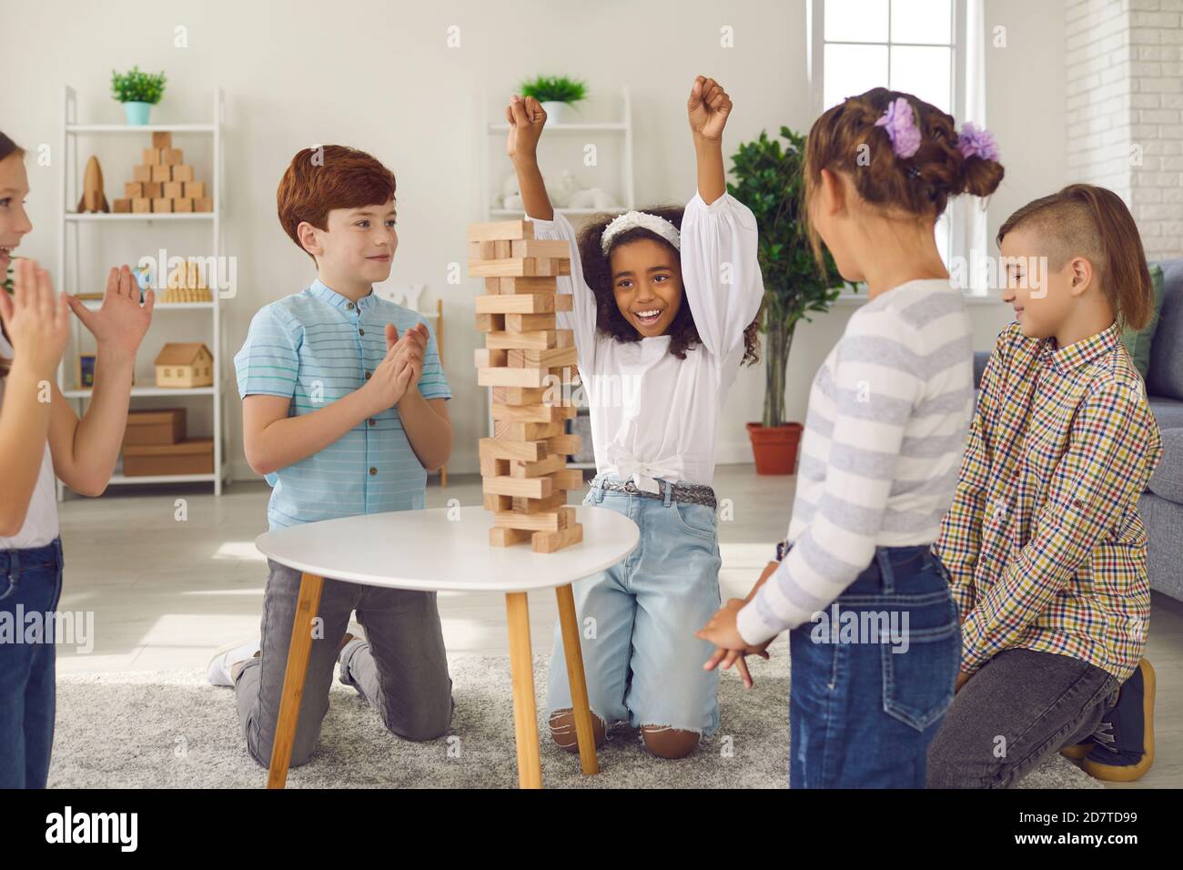 Petite fille enfant et mère jouant Jenga jeu de blocs en bois.S'amuser et  apprendre la créativité Photo Stock - Alamy