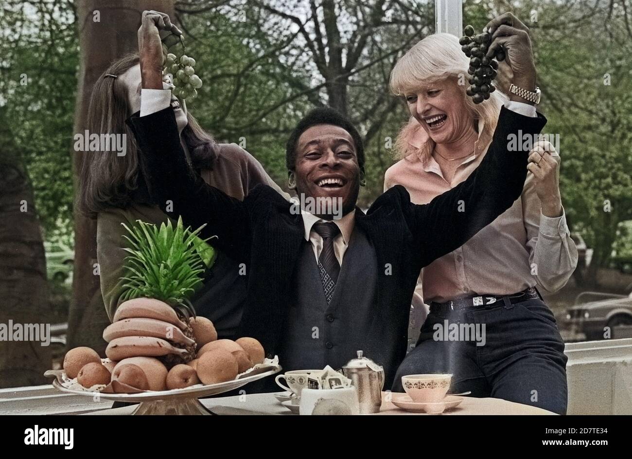 Pele, brasilianischer Fußballspieler, mit zwei Damen beim Frühstücksbuffett in Hamburg, Deutschland 1981. Brazilian football player Pele with two ladies at the breakfast buffet in Hamburg, Germany 1981. Stock Photo