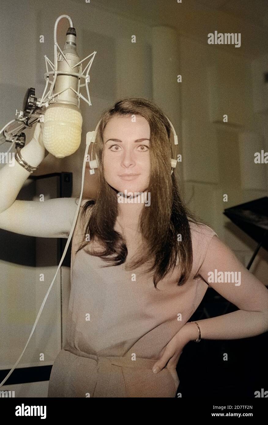 Michaela Prunerova, tschechische Schlagersängerin, bei Aufnahmen in  Hamburg, Deutschland um 1966. Czech schlager singer Michaela Prunerova  doing recordings at Hamburg, Germany around 1966 Stock Photo - Alamy