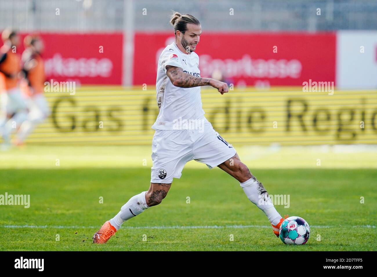 Sandhausen, Germany. 25th Oct, 2020. Football: 2nd Bundesliga, SV Sandhausen - SC Paderborn 07, 5th matchday, at the Hardtwaldstadion. Sandhausens Dennis Diekmeier plays the ball. Credit: Uwe Anspach/dpa - IMPORTANT NOTE: In accordance with the regulations of the DFL Deutsche Fußball Liga and the DFB Deutscher Fußball-Bund, it is prohibited to exploit or have exploited in the stadium and/or from the game taken photographs in the form of sequence images and/or video-like photo series./dpa/Alamy Live News Stock Photo