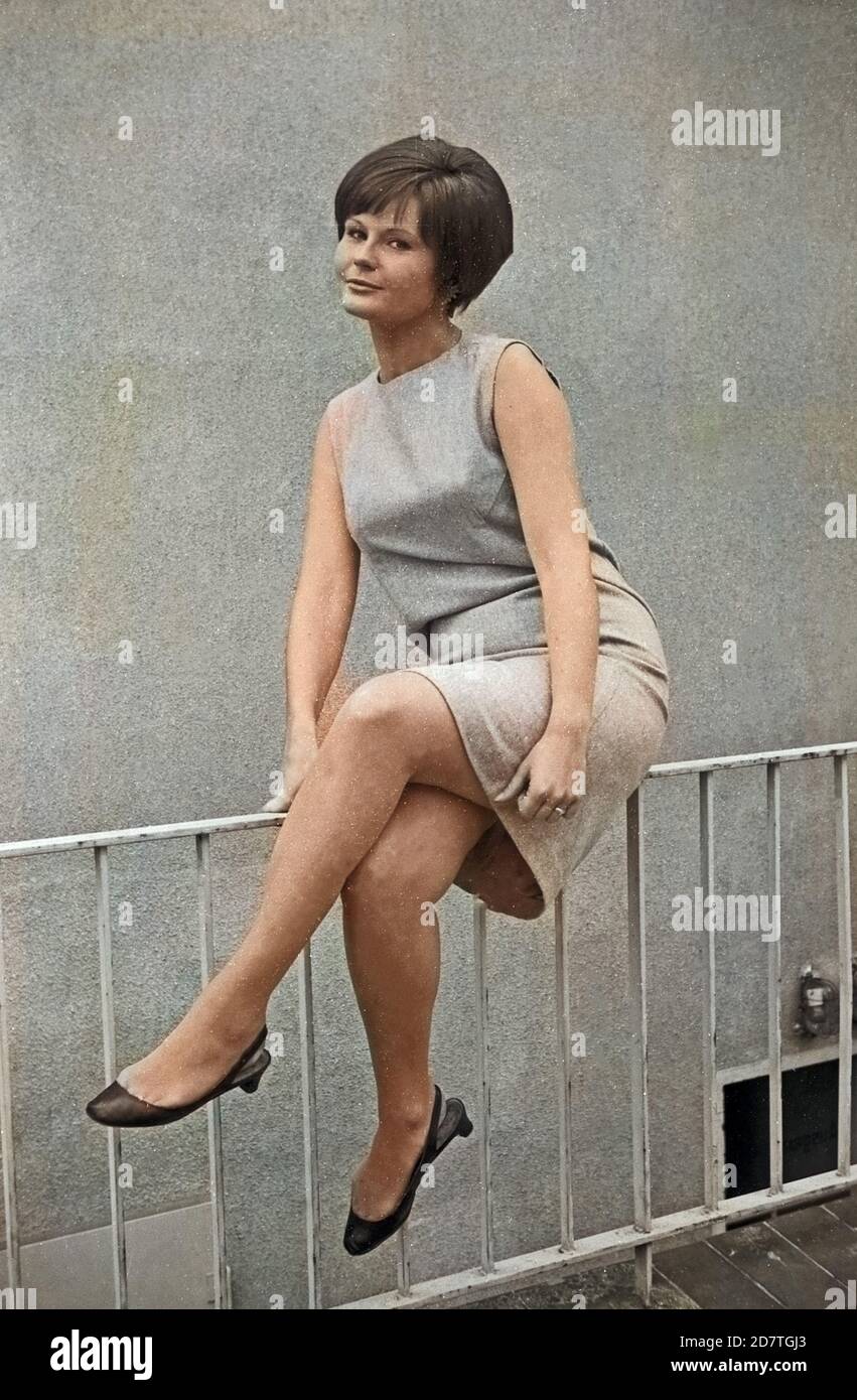 Johanna Liebeneiner, österreichische Schauspierin, auf einem Treppengeländer in Hamburg, Deutschland um 1965. Austrian actress Johanna Liebeneiner on a stair railing at Hamburg, Germany around 1965. Stock Photo