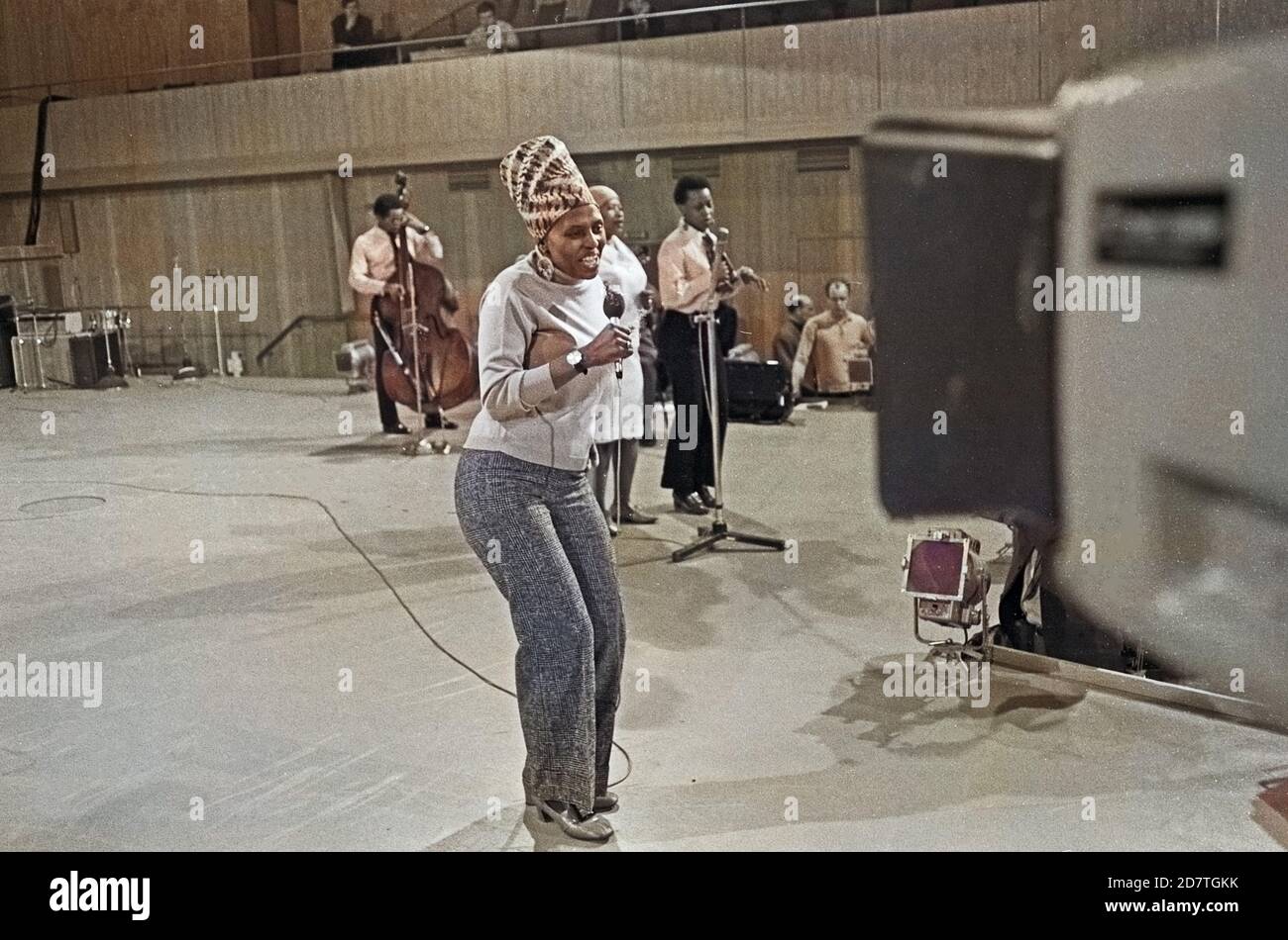 Miriam Makeba, südafrikanische Sängerin, bei Proben zu einem Konzert in Hamburg, Deutschland um 1969. South African singer Miriam Makeba doing rehearsals for a concert at Hamburg, Germany around 1969. Stock Photo