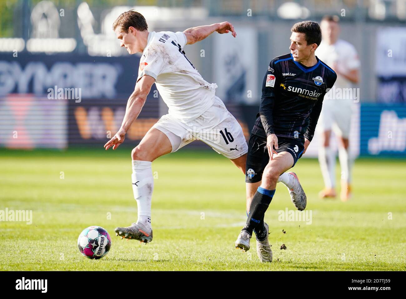 Sandhausen, Germany. 25th Oct, 2020. Football: 2nd Bundesliga, SV Sandhausen - SC Paderborn 07, 5th matchday, at the Hardtwaldstadion. Sandhausen's Kevin Behrens (l) and Paderborn's Ron Schallenberg fight for the ball. Credit: Uwe Anspach/dpa - IMPORTANT NOTE: In accordance with the regulations of the DFL Deutsche Fußball Liga and the DFB Deutscher Fußball-Bund, it is prohibited to exploit or have exploited in the stadium and/or from the game taken photographs in the form of sequence images and/or video-like photo series./dpa/Alamy Live News Stock Photo
