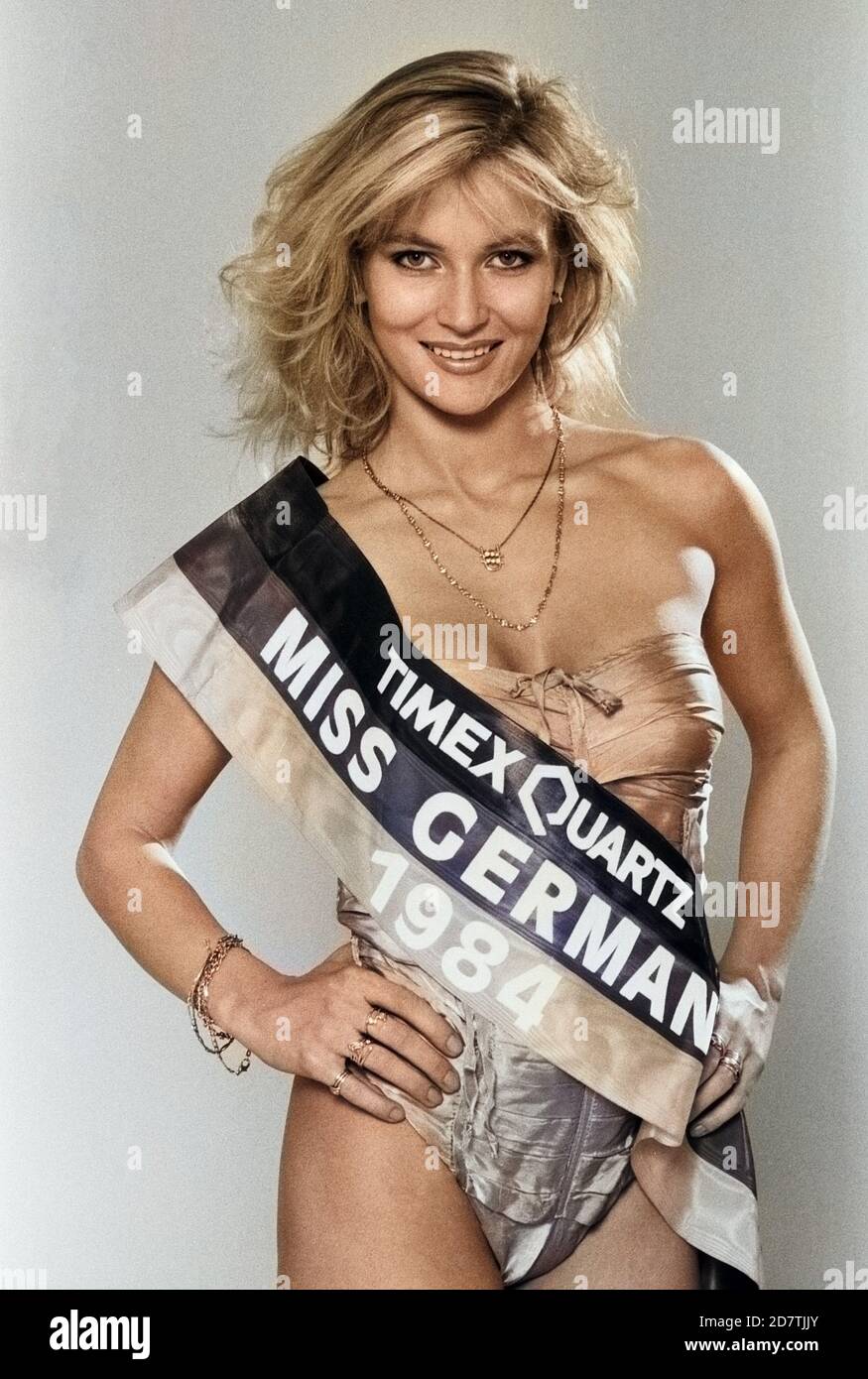 https://c8.alamy.com/comp/2D7TJJY/brigitte-berx-deutsches-fotomodell-und-schnheitsknigin-miss-germany-1984-bei-einem-promo-fotoshooting-deutschland-1984-model-and-miss-germany-1984-brigitte-berx-posing-in-a-promotional-photo-shoot-germany-1984-2D7TJJY.jpg