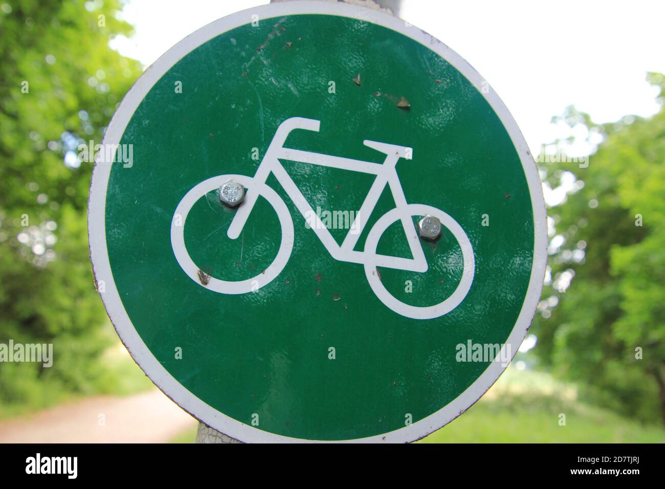 Ein Verkehrsschild mit Hinweis auf einen Radweg am Tegeler Fließ in Berlin-Reinickendorf. Stock Photo