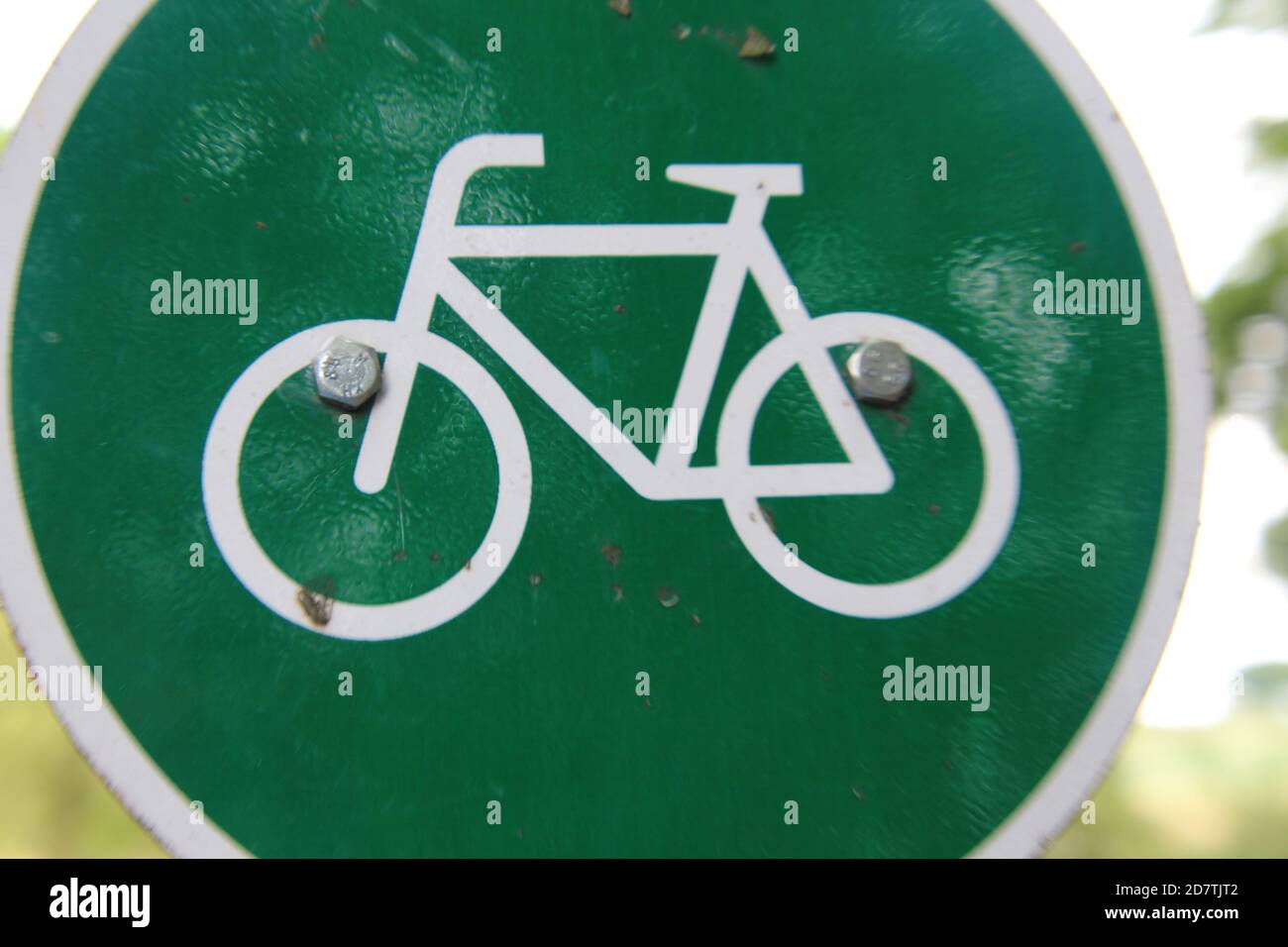 Ein Verkehrsschild mit Hinweis auf einen Radweg am Tegeler Fließ in Berlin-Reinickendorf. Stock Photo