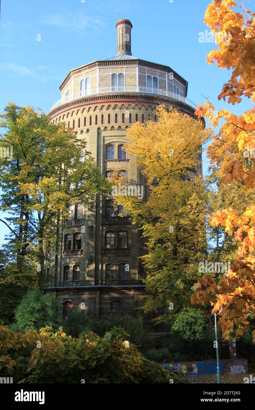 Wasserturm an einem sonnigen Herbsttag im Bezirk Prenzlauer Berg, Berlin, Park am Wasserturm, Knaackstraße, Kolmarer Straße, Diedenhofer Straße Stock Photo