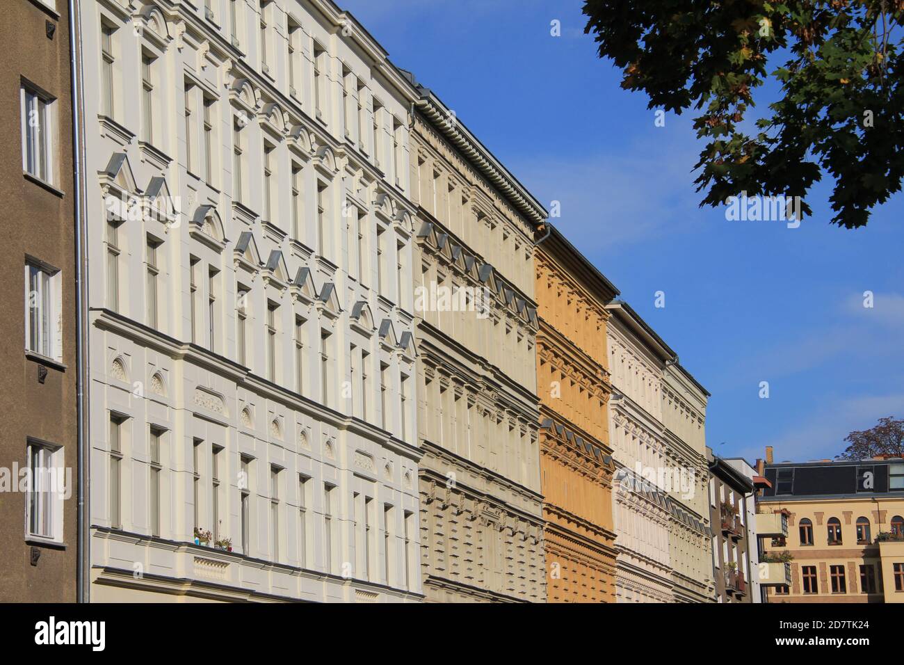 Wohnhäuser werden von der Herbstsonne in der Diedenhofer Straße, Berlin Prenzlauer-Berg, angestrahlt. Park am Wasserturm. Stock Photo