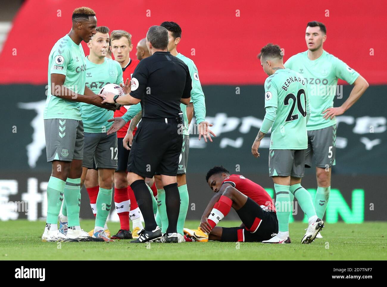 Everton players appeal to match referee Kevin Friend after Lucas Digne is  shown a red card during the Premier League match at St Mary's Stadium,  Southampton Stock Photo - Alamy
