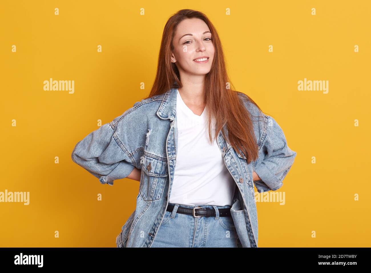 Beautiful teenage girl eat banana, wear yellow t-shirt, jeans near graffiti  wall Stock Photo - Alamy