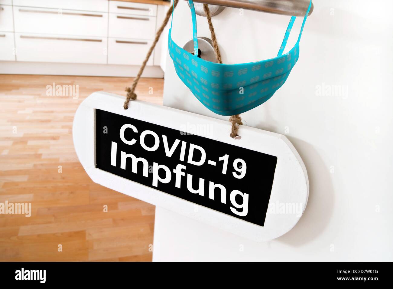 Corona Virus Covid 19 Impfung Konzept Tür mit Schild und Maske Stock Photo