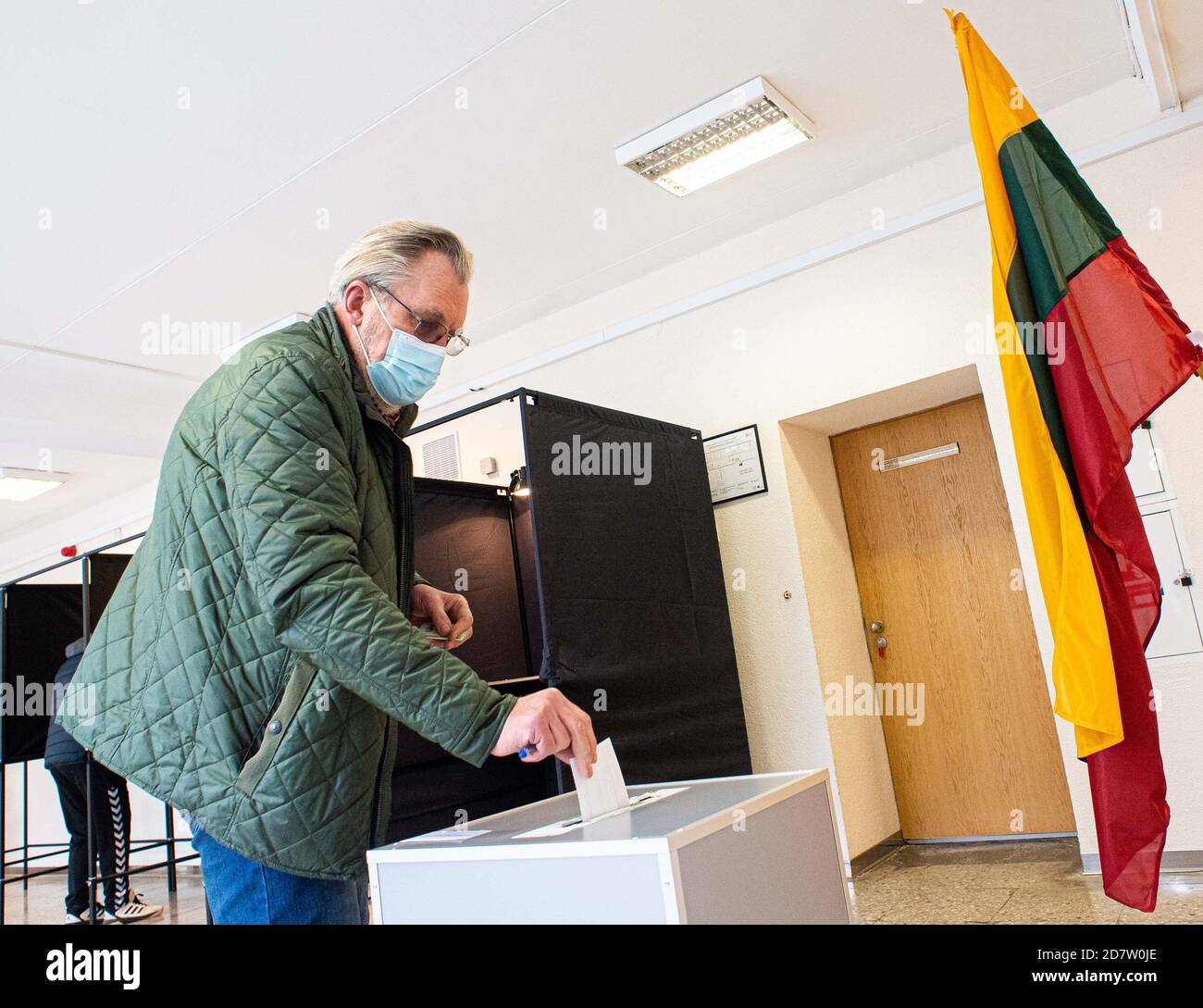 Vilnius, Lithuania. 25th Oct, 2020. A voter casts his ballot in a polling station for the parliament elections in Vilnius, Lithuania, Oct. 25, 2020. Lithuania held the second round of parliamentary elections Sunday to elect 68 members of the 141-seat unicameral parliament, or the Seimas, whose 73 other members have been elected in the first round on Oct. 11. Credit: Alfredas Pliadis/Xinhua/Alamy Live News Stock Photo