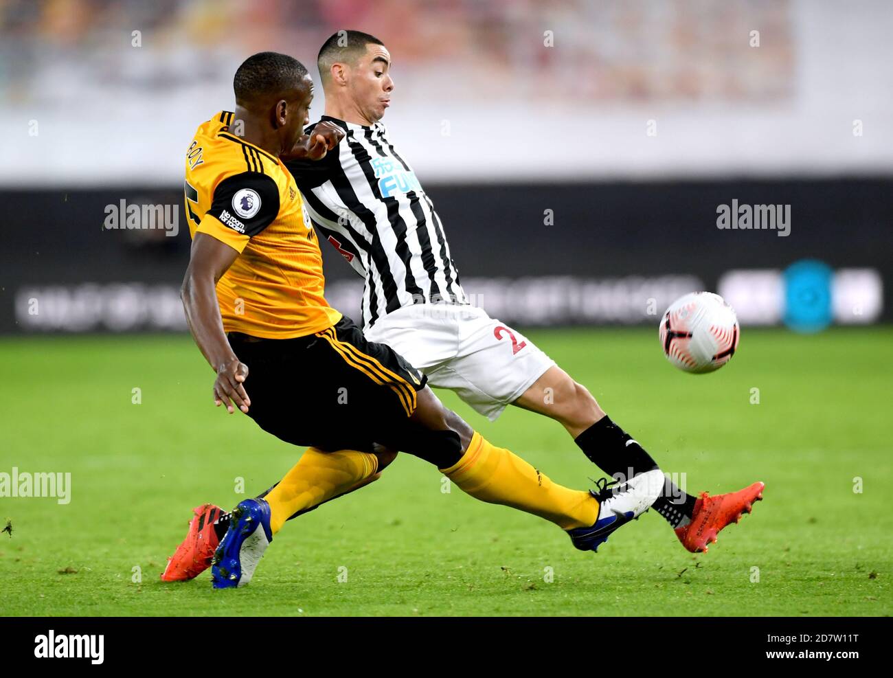 Wolverhampton Wanderers' Willy Boly (left) and Newcastle United's Miguel Almiron battle for the ball during the Premier League match at Molineux, Wolverhampton. Stock Photo