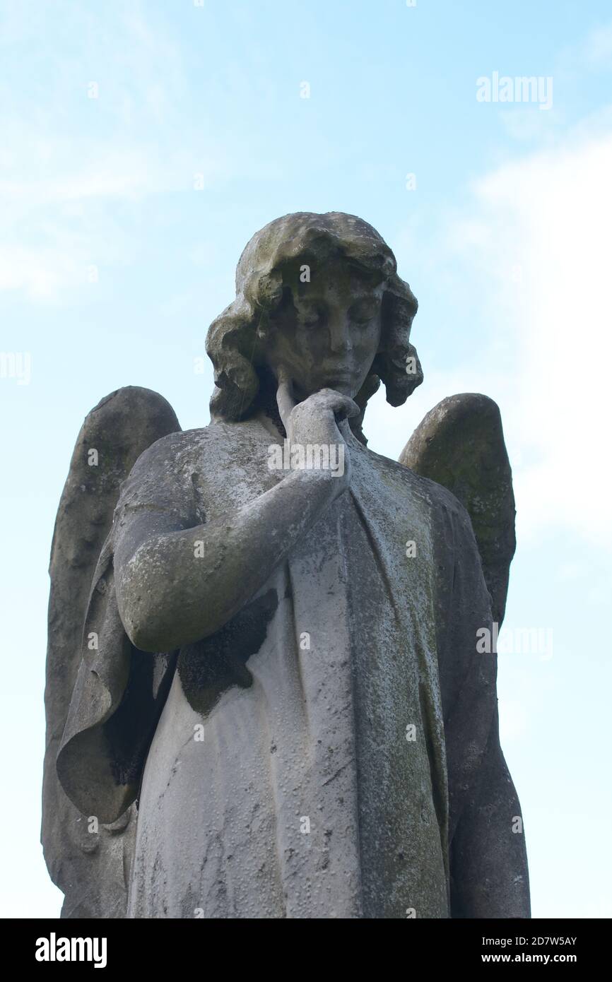 Angels statue graveyard hi-res stock photography and images - Alamy