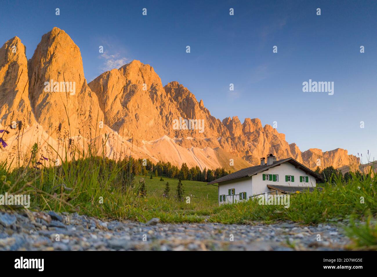 Sass Rigais, Furchetta and the Odle mountains seen from Glatsch Alm hut at sunset, Val di Funes, South Tyrol, Dolomites, Italy Stock Photo