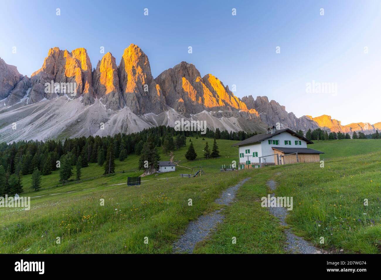 Sass Rigais, Furchetta and Odle mountains at sunset seen from Glatsch Alm hut, Val di Funes, South Tyrol, Dolomites, Italy Stock Photo