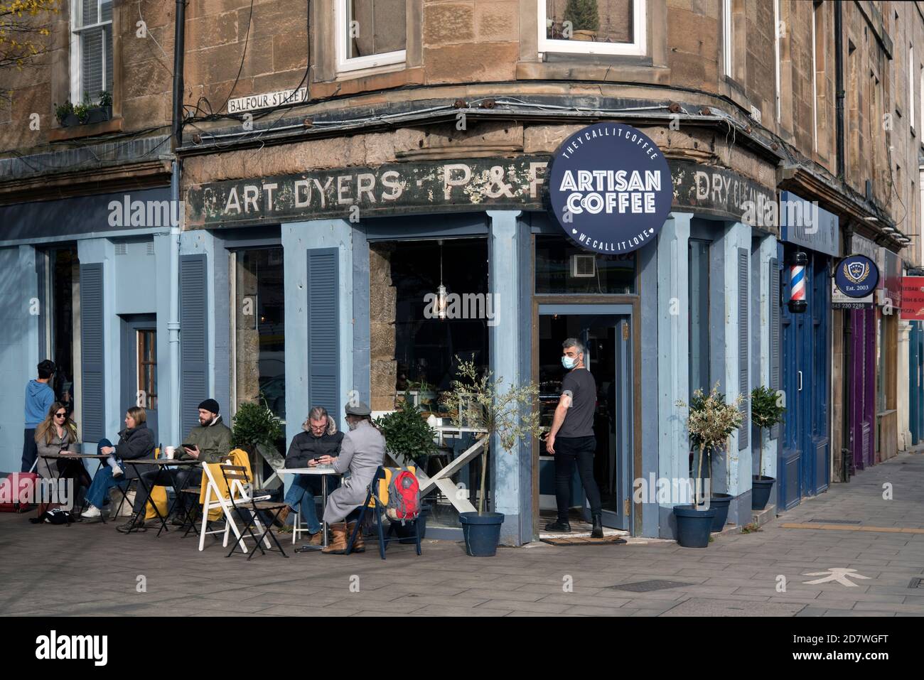 Customers sitting outside Artisan Coffee on Leith Walk, Edinburgh, Scotland during the covid-19 pandemic. Stock Photo
