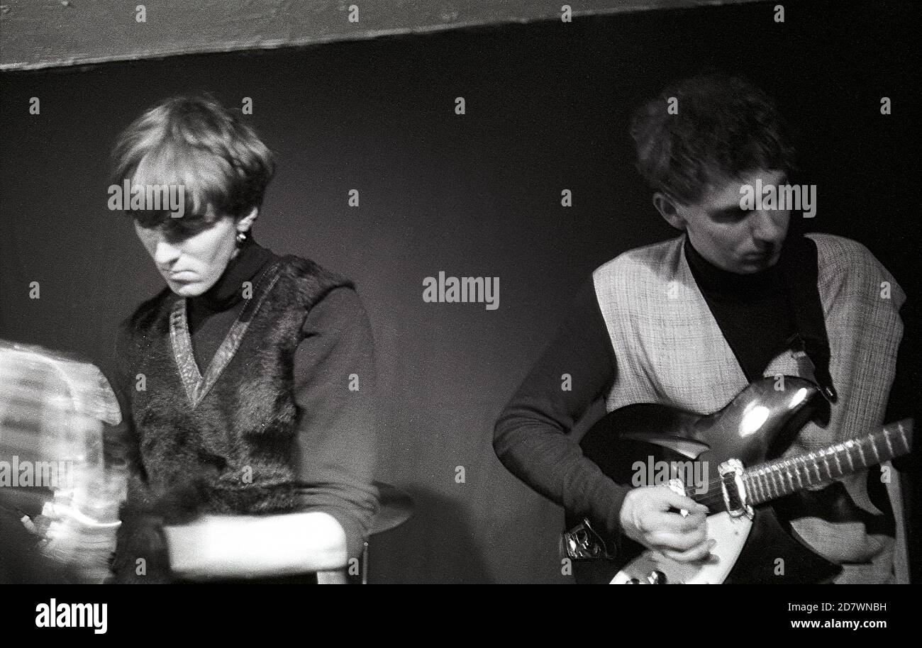 Martin St. John and Jim Beattie of Primal Scream performing at Division One, Wellhead Inn, Wendover, England, 20th September 1986. Stock Photo