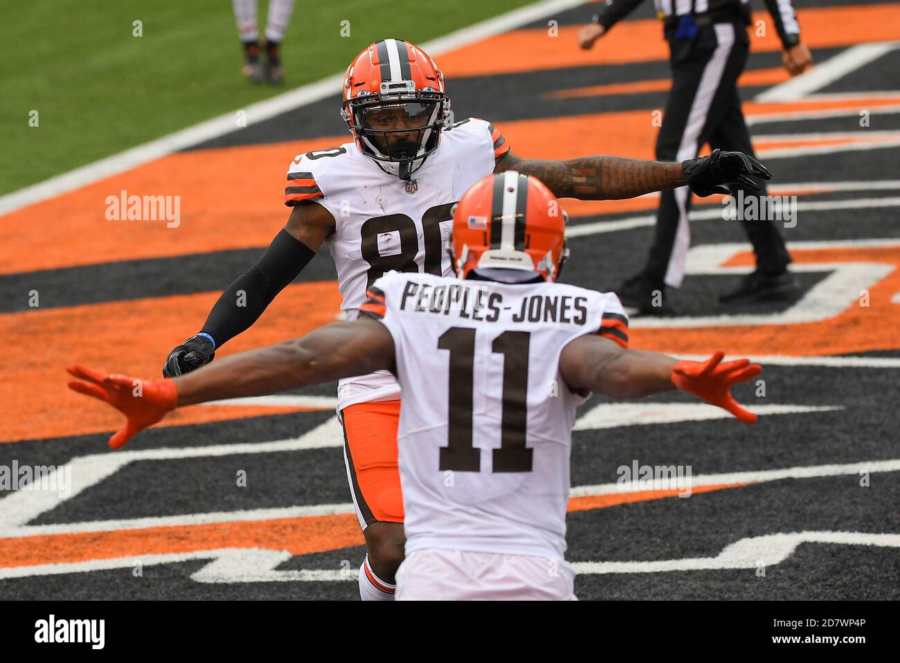 Cincinnati, OH, USA. 25th Oct, 2020. Donovan Peoples-Jones #11 of the Cleveland Browns celebrates with Jarvis Landry #80 of the Cleveland Browns after scoring the game winning touchdown during NFL football game action between the Cleveland Browns and the Cincinnati Bengals at Paul Brown Stadium on October 25, 2020 in Cincinnati, OH. Adam Lacy/CSM/Alamy Live News Stock Photo
