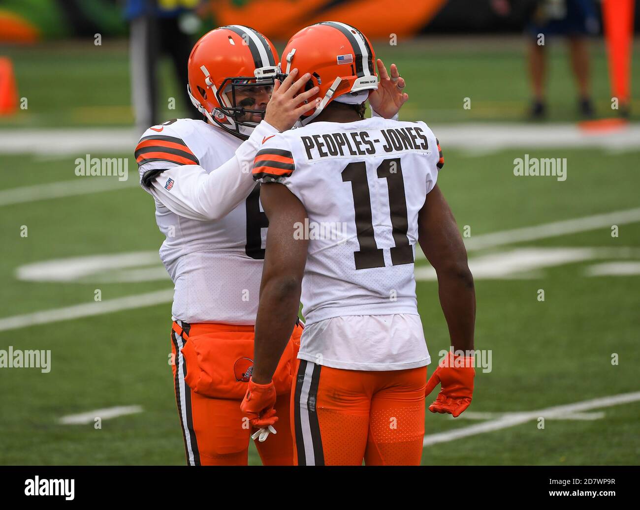 Cincinnati, OH, USA. 25th Oct, 2020. Donovan Peoples-Jones #11 of the Cleveland Browns celebrates with Baker Mayfield #6 of the Cleveland Browns after the two connected for the game winning touchdown during NFL football game action between the Cleveland Browns and the Cincinnati Bengals at Paul Brown Stadium on October 25, 2020 in Cincinnati, OH. Adam Lacy/CSM/Alamy Live News Stock Photo