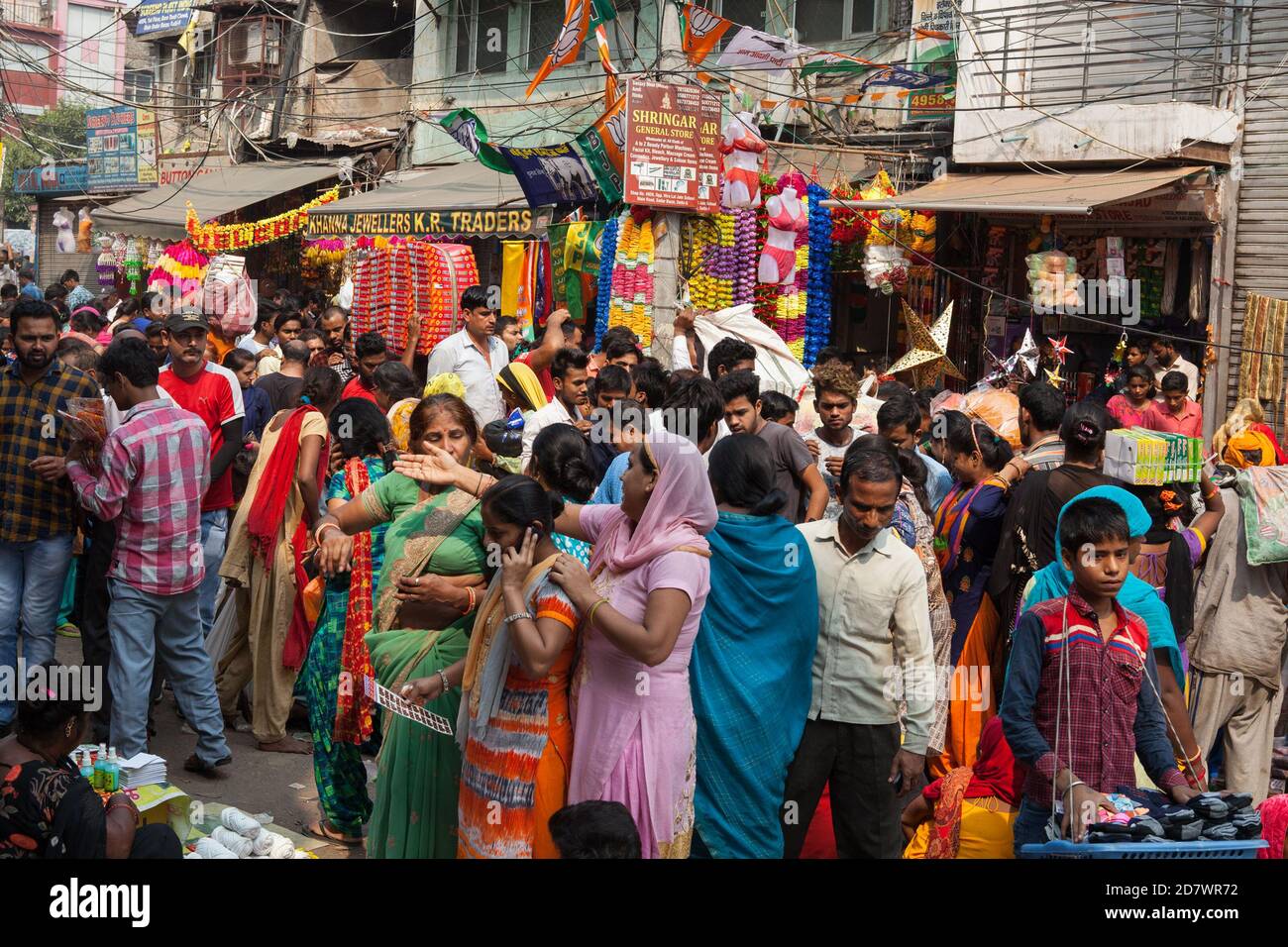 Christmas Market: क्रिसमस शॉपिंग के लिए दिल्ली में बेस्ट हैं ये बाजार 8 shoppers crowd the streets in a market in the sadar bazar district of delhi 2D7WR72