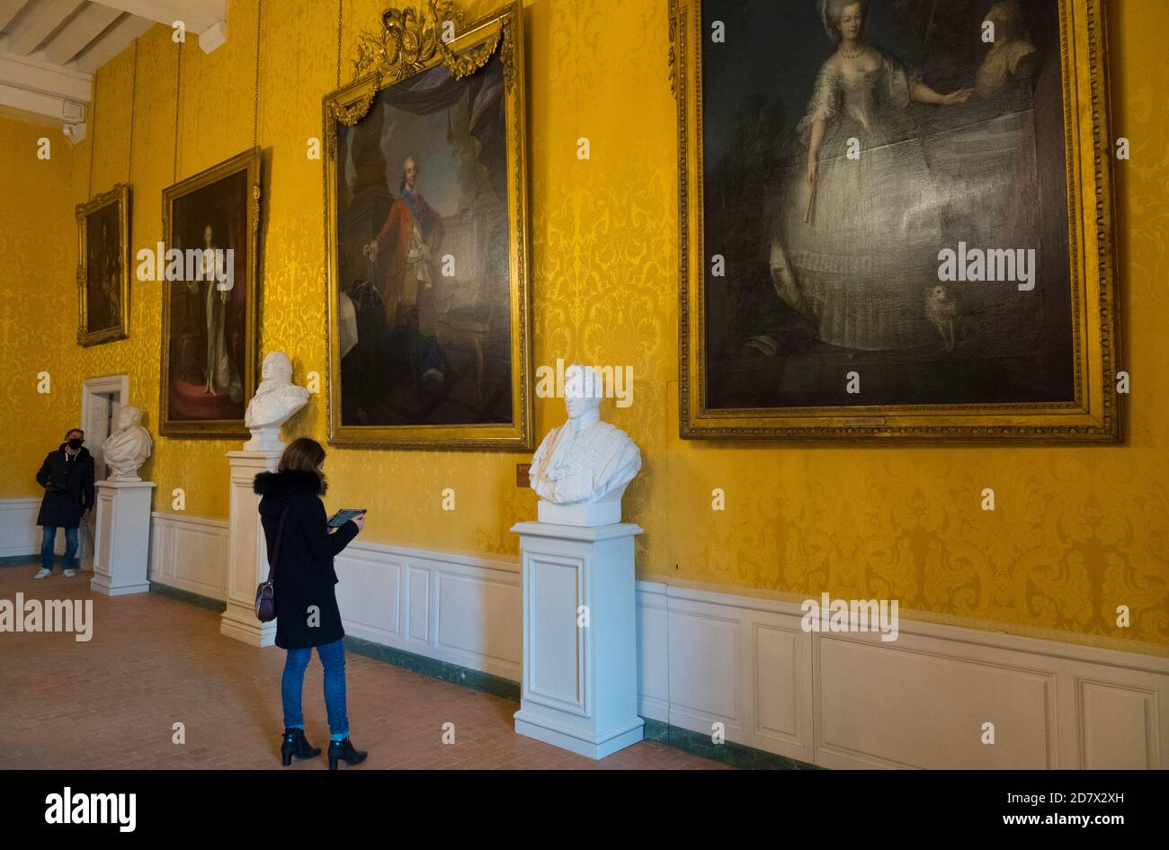 France, Loir-et-Cher (41), Chambord (UNESCO World Heritage), royal Renaissance castle, Bourbons room lined with yellow and gold fabrics, adorned with Stock Photo