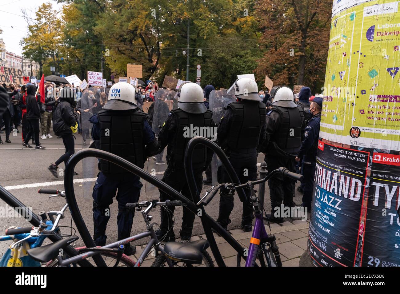 Krakow, Poland - October 25, 2020: Police on duty and Polish people protesting against a legislative proposal for a total ban of abortion in the main Stock Photo