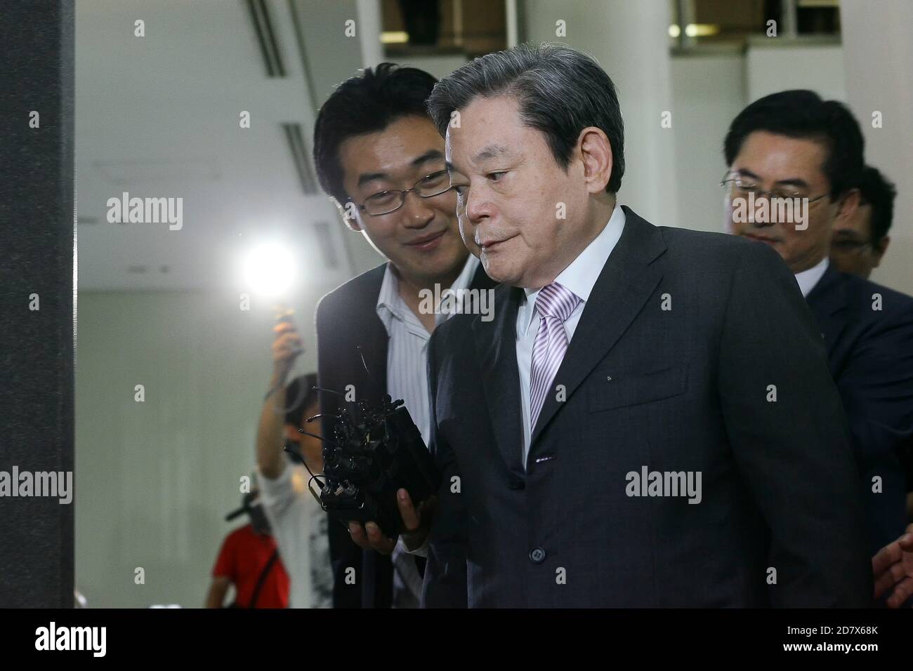 Billionaire Lee Kun Hee, chairman of Samsung Electronics Co., center,  Foto di attualità - Getty Images