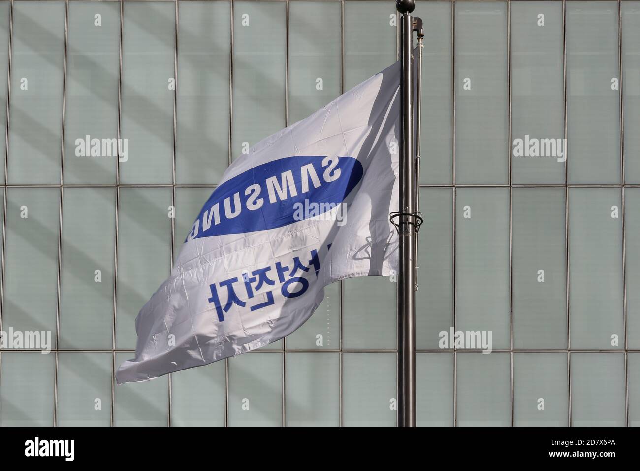 Seoul, SOUTH KOREA. 16th Jan, 2017. Oct 25, 2020-Seoul, South Korea-In This Photos is file photos. Samsung flag wave at Group HQ in Seoul, South Korea. Lee Kun-Hee, whot had transformed Samsung Group into one of the world's major tech giant from a small trading firm, died at a hospital in Seoul on Sunday at age 78, leaving a thorny succession challange for his children. The chairman of the flagship Samsung Electronics had been bedridden since May 2014 following a heart attack. Credit: Ryu Seung-Il/ZUMA Wire/Alamy Live News Stock Photo