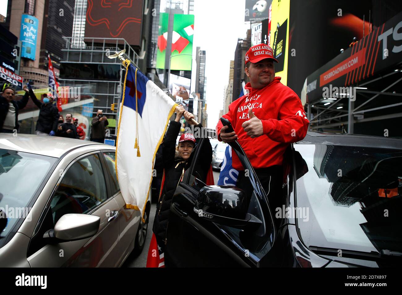 New York City, USA. 25th Oct, 2020. Pro Trump supporters clash with left-wing demonstrators following a march to Times Square on October 25, 2020 in New York City. As the November 3rd Presidential Election nears, tensions are high on both political lsides, often resulting in physical violence and police arrests. (Photo by John Lamparski/SIPA USA) Credit: Sipa USA/Alamy Live News Stock Photo