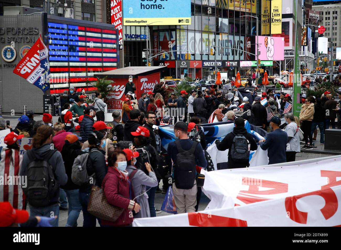 New York City, USA. 25th Oct, 2020. Pro Trump supporters clash with left-wing demonstrators following a march to Times Square on October 25, 2020 in New York City. As the November 3rd Presidential Election nears, tensions are high on both political lsides, often resulting in physical violence and police arrests. (Photo by John Lamparski/SIPA USA) Credit: Sipa USA/Alamy Live News Stock Photo