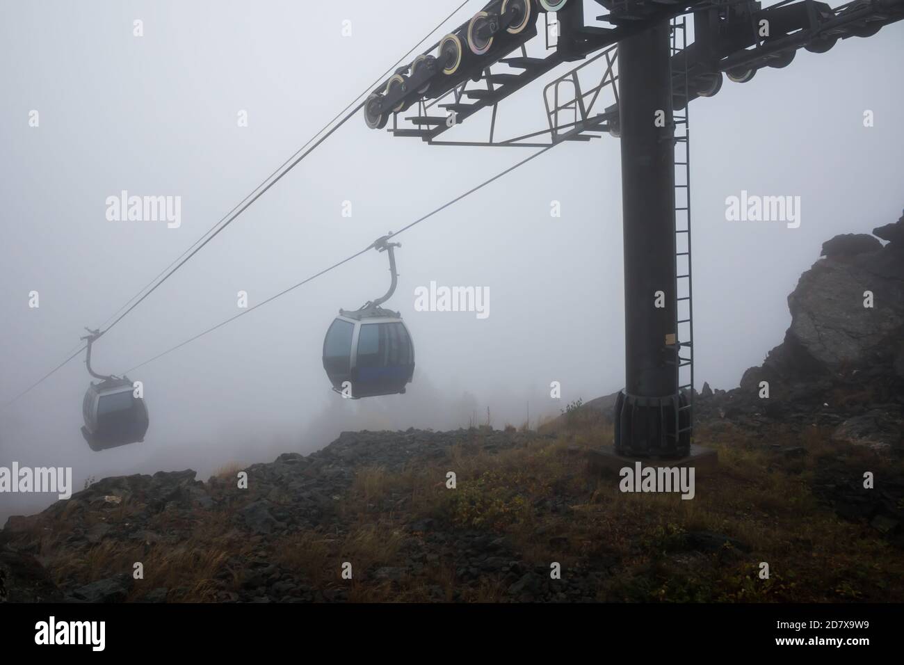 Gondola lifts hi-res stock photography and images - Alamy